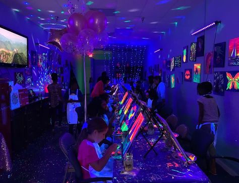 Neon Activities For Kids, Neon Kids Party, Lights On After School Ideas, Kids Neon Party, Glow Paint Party, Neon Paint Party, Workshop Event, Events For Kids, Party Rooms