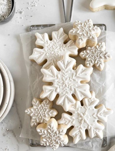 Snowflake Sugar Cookie Designs, Christmas Sugar Cookies Snowflakes, White Decorated Christmas Cookies, Snow Flake Cookies Royal Icing, Sugar Cookie Snowflakes, Snowflake Decorated Sugar Cookies, Winter Wedding Cookies Decorated, Decorated Snowflake Cookies, White Christmas Cookies Decorated