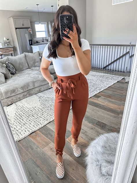 Simple Dress Pants Outfit, Cute Outfits With Dress Pants, Vans With Dress Pants, Conference Outfits Women Sneakers, Business Sneaker Outfit, Business Casual Outfits For Women With Vans, Biz Casual Women, Vans Business Casual Women, Business Casual Outfits With Vans