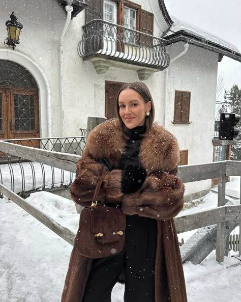 Ski Outfits For Women, Wife Outfits, Apres Ski Outfit, Ski Aesthetic, Apres Ski Style, Black Fur Coat, Wife Style, Emma Rose, Mob Wife