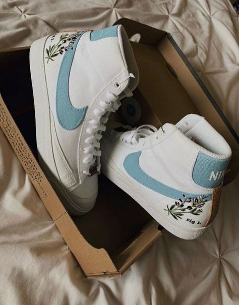 Basketball Shoes Nike, Nike Blazers, Blazers Shoes, Custom Shoes Diy, Trendy Shoes Sneakers, Nike Shoes Girls, Awesome Shoes, All Nike Shoes, Fashion Goals