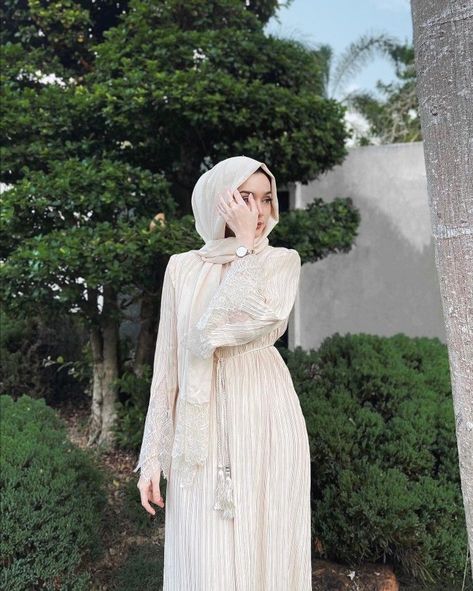 Statement Silhouettes: Beautiful and Latest Abaya Inspirations for Eid Muslimah Fashion Casual, Eid Fashion, Tutorial Hijab Pashmina, Tutorial Hijab, Muslim Outfits Casual, Hijabi Fashion Casual, Mode Abaya, Hijab Ootd, Muslim Fashion Hijab