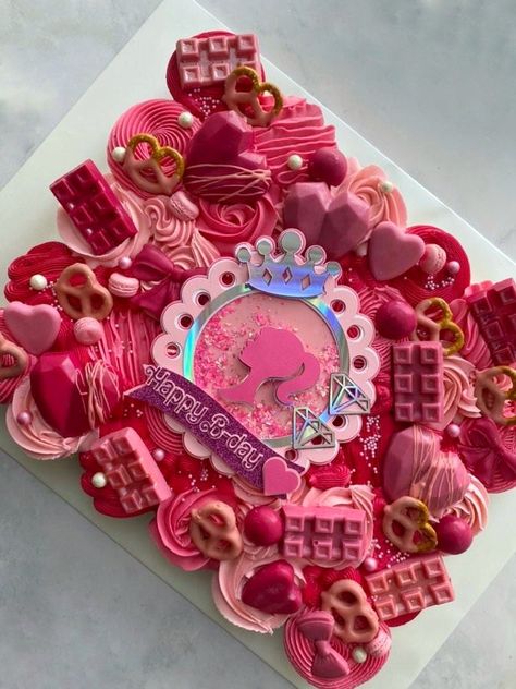 Plancha de cupcakes en tonos rosas temática Barbie Cupcakes Barbie, Bakery Cupcakes, Pull Apart Cupcake Cake, Pull Apart Cake, Pull Apart Cupcakes, Sweet Tables, Cupcakes Cake, Navidad Diy, Cookie Pie