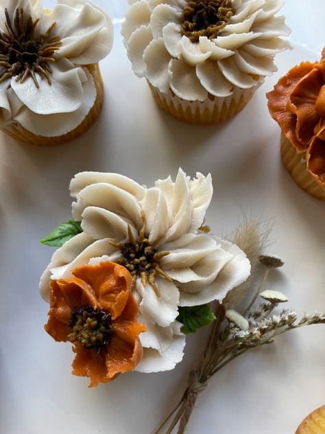 IG: @Lindas_cupcakes_and_cookies Cupcakes With Real Flowers, Earthy Cupcakes, Boho Cupcakes Wedding, Botanical Cupcakes, Boho Wedding Cupcakes, Boho Cupcakes, Cookie And Cream Cupcakes, Earth Tone Wedding, Fall Cupcakes