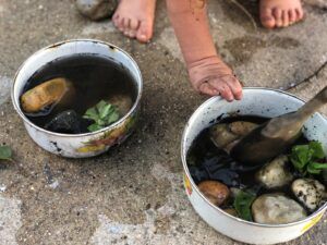 Learning Activities For Kids, Play Outdoor, Opening A Restaurant, Pretend Food, Playing Outside, Gross Motor Activities, Mud Kitchen, Creative Learning, Kids Learning Activities