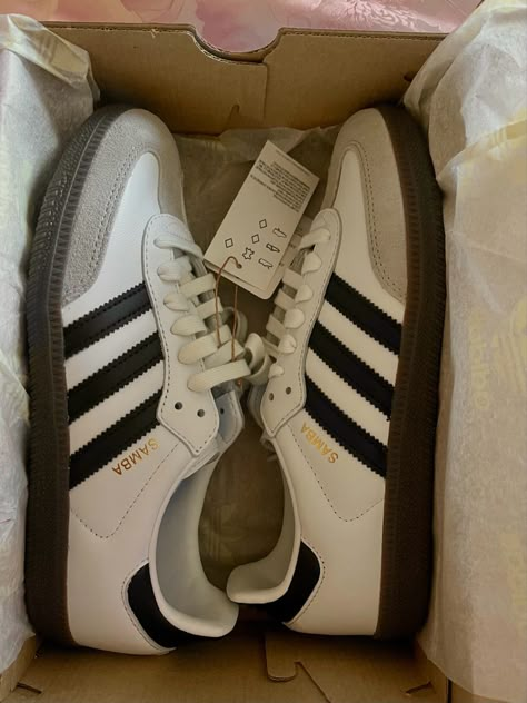 Addias Shoes, Adidas Classic Shoes, Sambas Adidas, Adidas White Shoes, Samba Shoes, Adidas Sambas, Adidas Vintage, Fancy Shoes, Hype Shoes