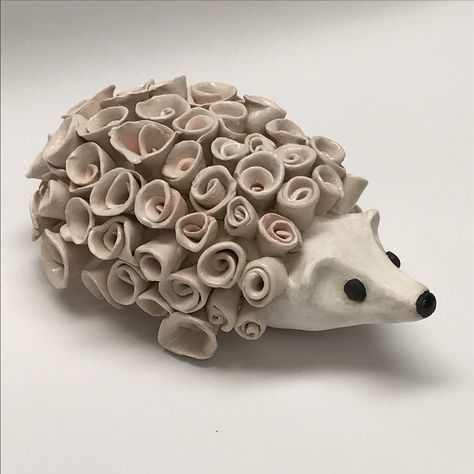 Ceramic Pottery Animals, Ceramic Animal Ideas, Pottery Ideas Animals, Hedgehog Clay Sculpture, Coil Clay Ideas, Animal Ceramics Ideas, Clay Art Ideas Sculpture, Coiling Ceramics, Coil Ceramics Ideas