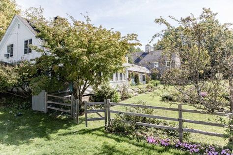 White Picket Fence Ideas, Picket Fence Ideas, New England Garden, New England Farmhouse, Fence Designs, Farmhouse Landscaping, White Picket Fence, Have Inspiration, Fence Ideas