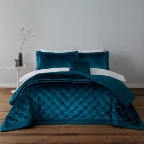 Inspired by the Met Ball? Add some Gilded Glamour to your home Teal Bedspread, Calming Bedroom Colors, Royal Bedroom Design, Dark Blue Bedrooms, Best Bedroom Colors, Teal Bedding, Velvet Bedspread, Bedroom Color Combination, Teal Cushions