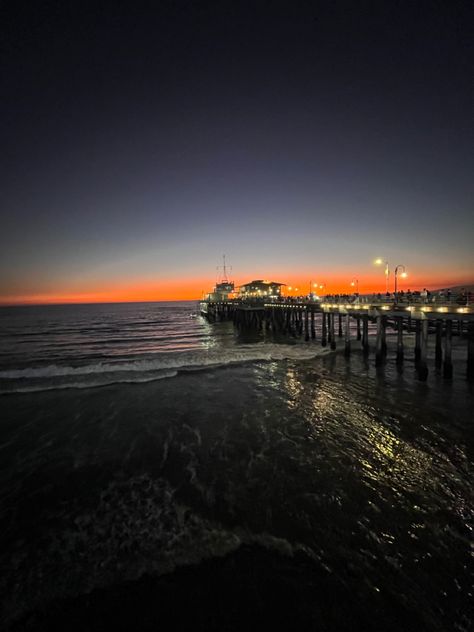 Santa Monica Pier Sunset, Los Angeles Beach Night, Santa Monica Pier Night, Beach Night Photos, Santa Monica Aesthetic, Pier Pictures, La At Night, Santa Monica Sunset, Santa Monica Beach