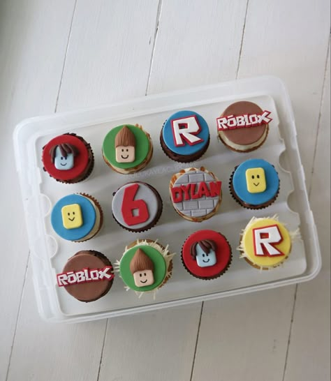 Roblox Treats Ideas, Roblox Birthday Cupcakes, Roblox Cakepops, Roblox Cupcake Ideas, Roblox Cake Pops, Roblox Sleepover, Roblox Cupcakes, Roblox Party Ideas, Roblox Themed Birthday Party