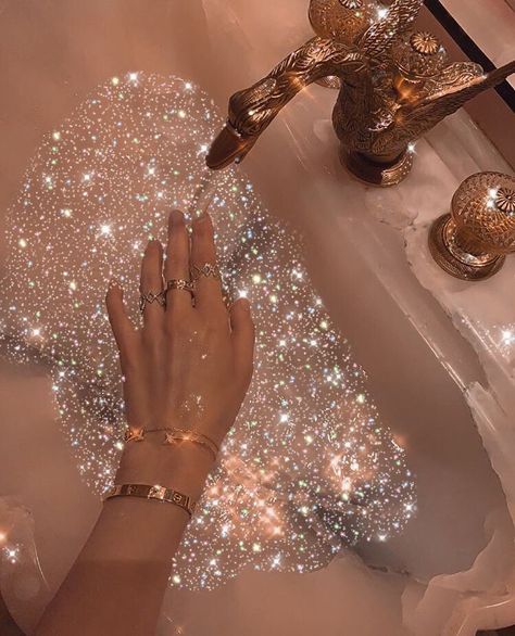 Khloe Core, Cheengu Brown, Perfumes Aesthetic, Bild Gold, Arte Glitter, Aesthetic Glitter, Stile Kendall Jenner, Rauch Fotografie, Rose Gold Aesthetic