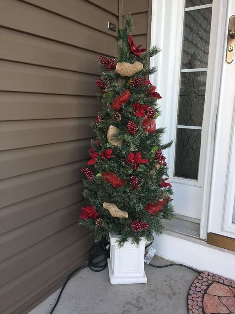 Outside Christmas Tree, Porch Christmas Tree, Dollar Store Decorations, Rustic Chic Christmas, Faux Christmas Tree, Faux Christmas Trees, Decorations On A Budget, Outdoor Christmas Decoration Ideas, Outdoor Decoration Ideas