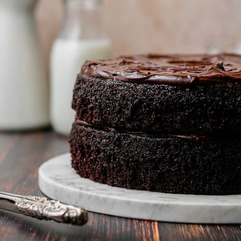 This Chocolate Ganache Cake is incredibly moist and rich, and it's super easy to make. It's filled and topped with a rich and decadent chocolate ganache. Super Rich Chocolate Cake, Chocolate Cake With Chocolate Ganache, Dr Food, Mini Chocolate Cake, Cake With Chocolate Ganache, Choc Cake, Chocolate Ganache Cake, Ganache Cake, Food Chocolate