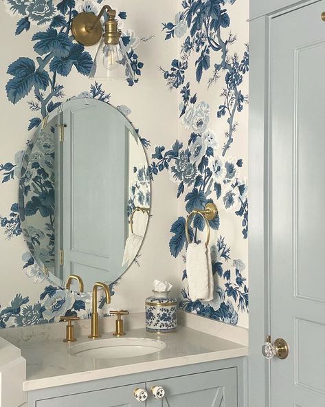 Ralph Lauren Bathroom, Half Bathroom Wallpaper Ideas, Master Bath Wallpaper, Charleston Houses, Guest Bath Ideas, Bath Wallpaper, Best Bathrooms, Restroom Ideas, Powder Room Bathroom