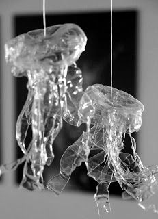 www.gulnurozdaglar.com - tertium non data - Jellyfish! Diy Jellyfish, Recycle Sculpture, Diy Water Bottle, Art Alevel, Plastic Bottle Art, Luau Theme, Trash Art, Sustainable Art, Bottle Jewelry