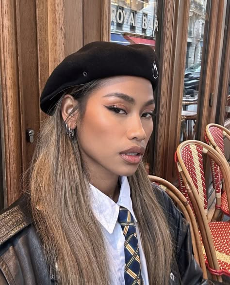 Barettes Hat Outfit, Beret Aesthetic Outfit, Beret With Curly Hair, Beret Outfit Winter, French Beret Outfit, Beret Outfit Street Style, Beret Aesthetic, Beret Hat Outfit, Beret Outfit