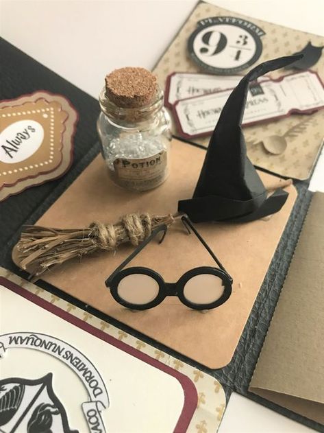 explosion box harry potter #harrypotter #magic #maghi #magia #explosionbox #surprise #gift #hogwarts Harry Potter Box Diy, Explosion Box Ideas Diy, Harry Potter Surprise, Surprise Harry Potter, Harry Potter Gift Basket, Explosion Box Ideas, Gift Box For Boyfriend, Harry Potter Box, Harry Potter Presents