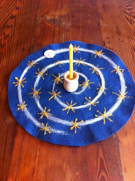 Winter ~ Advent Spiral ~ Needle-felted Centerpiece ~ Countdown to Solstice ~ Each day move the sand dollar one star closer to the candle in the center ~ Light candle on Solstice Day Advent Spiral, Yule Crafts, Winter Solstice Celebration, Advent Crafts, Solstice Celebration, Pagan Crafts, Waldorf Crafts, Seasonal Crafts, Noel Christmas