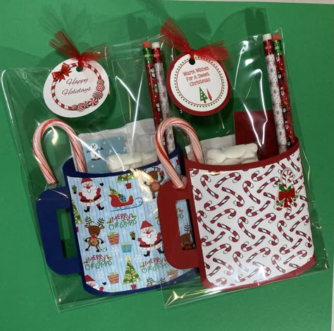 Teacher Snacks, Christmas Favours, Hot Cocoa Mugs, Christmas Treats Holders, Christmas Craft Fair, Gift Making, Fun Christmas Crafts, Christmas Favors, Christmas Gift For Mom