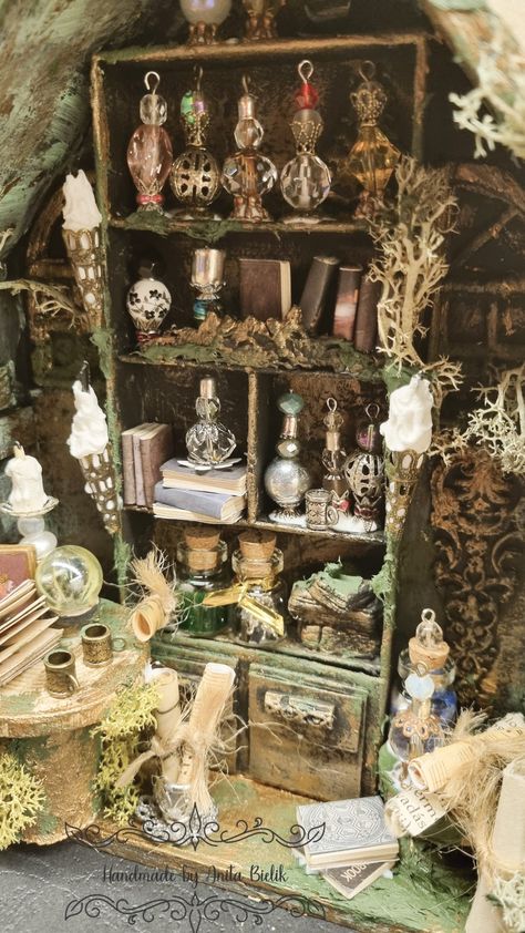 Mini Witch House, Fairy Apothecary, Fantasy Dollhouse, Mini Apothecary, Halloween Minis, Harry Potter Miniatures, Witch Cottage, Diorama Ideas, Halloween Clay