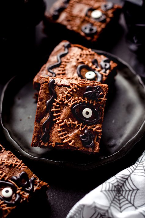 Turn traditional brownies into an iconic Hocus Pocus themed treat! Use my recipe for my favorite homemade fudgy brownies, your favorite go-to brownie recipe, or even a box mix. Just don't forget the eyeball! Spellbook Brownies, Hocus Pocus Brownies, Book Brownies, Halloween Recipes Drinks, Cheesecake Swirl Brownies, Hocus Pocus Spell, Hocus Pocus Spell Book, Halloween Food Dinner, Brownies From Scratch