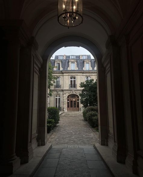 Old Money Penthouse, Penthouse Aesthetic, Super Rich Kids, Super Rich, Classical Architecture, Rich Kids, Private School, City Streets, House Inspiration