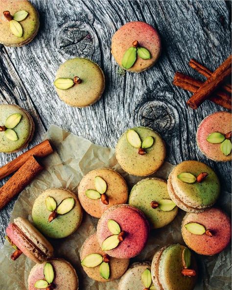 Cinnamon macarons with apple filling from Bakeland by Marit Hovland Cinnamon Macarons, Eastern European Recipes, Cute Bakery, Pavlova Recipe, French Macaroons, Childrens Meals, Cookie Snack, Food Fantasy, Apple Filling