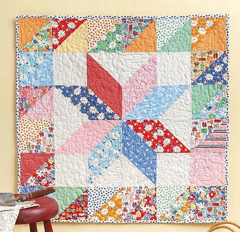 Turn an Easy Star Into a Pretty Wallhanging - Quilting Digest Easy Table Runners, Quilted Runners, Colchas Quilting, Easy Table, Triangle Quilt Pattern, Market Table, Quilting Blocks, Half Square Triangle Quilts, Classic Table