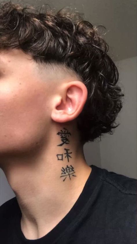 Tattoo On Neck For Men, Ideas Tatuajes Hombre, Tattoo Neck Men, Tattoos Delicate, Neck Tattoo Men, Neck Tattoos For Men, Unique Hand Tattoos, Hand Tattoo Ideas, Kanji Tattoo