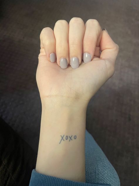 Kiss Kiss Tattoo, Xoxo Tattoo Small Wrist, Xoxo Wrist Tattoo, Hugs And Kisses Tattoo, Xoxo Tattoo Small Cursive, Xo Xo Tattoo, Xoxo Tattoo Fonts, Xoxo Tattoo Ideas, Xoxoxo Tattoo