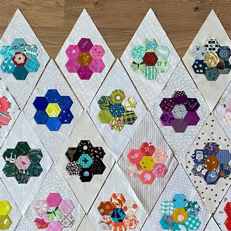 English Paper Piecing Table Runner, Epp Hexagon Projects, Kingfisher Quilt, Cricut Quilting, Epp Projects, Garden Quilts, Hexie Quilts Patterns, Liberty Quilt, Hexie Quilts