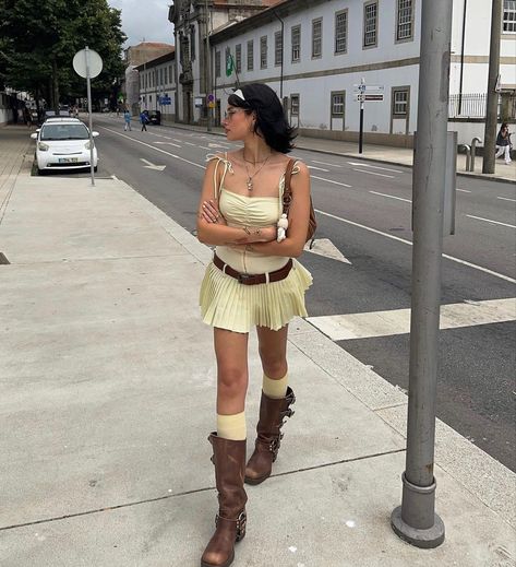 Buckle Boots Outfit, Brown Biker Boots, Biker Boots Outfit, Brown Buckle Boots, Look 2023, Summer Boots Outfit, Preppy Fall Fashion, Brown Boots Outfit, New York Girl