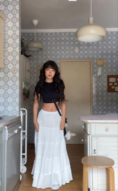 Bkk Dress Outfit, Style A White Maxi Skirt, Black Hair Summer Outfits, Simple Long Skirt Outfits, Maxi Skirt And Converse, White Maxi Skirt Outfit Spring, Vintage White Skirt Outfit, Ruffle Midi Skirt Outfit, Styling A Long White Skirt