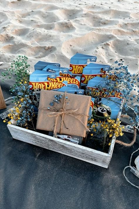 24+ Unique Anniversary Gift Ideas For Boyfriend Hot Wheels Bf Gift, Valentines Gift For Car Boyfriend, Hot Wheel Gift Ideas, Hot Wheels Gift Boyfriend, Hotwheels Gift Ideas, 30 Birthday Present Ideas, Hot Wheels Bouquet For Bf, Ramos Hot Wheels, Ideas Regalo Novio