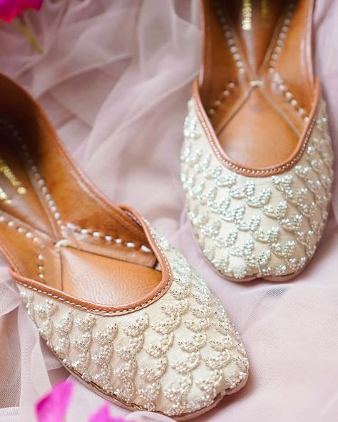 Some trending jutti designs for your wedding festivities. #jutti #juttidesigns #bridalfootwear #indianfootwear #traditionalfootwear #indianshoes #shoes #heels #bridallehenga #indianbrides Bridal Jutti Design, Jutti Photography, White Jutti, Jutti Design, Balerinas Shoes, Indian Footwear, Footwear Ideas, Bridal Footwear, Suits Ideas