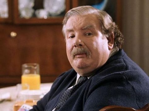 Muggles - Vernon Dursley is Harry's uncle. Uncle Vernon and his wife have grudgingly raised Harry from an early age. Vernon seems to hate his nephew so much that he is willing to throw him out of the house knowing that doing so would put him in grave danger.  Played by Richard Griffiths. Celebrities Who Died, Divergent Trilogy, Veronica Roth, Harry Potter Actors, Harry Potter Film, Harry Potter Cast, Harry Potter Movies, Insurgent, Harry Potter Characters