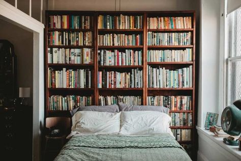 Decor inspiration for bookworms, including this beautiful bedroom which keeps books right in reach. Bookish Bedroom, Home Library Design Ideas, Creative Headboard, Bedroom Library, Bookshelf Headboard, Lots Of Books, Library Bedroom, Bedroom Book, Bookshelves In Bedroom