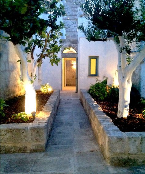 Italy Houses, Roman Garden, Courtyard Landscaping, Italy House, Mediterranean Lifestyle, House By The Sea, Puglia Italy, Outside Living, French Country Cottage