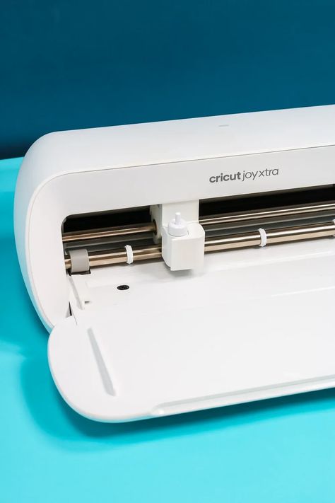 Cricut has just released a new machine and I'm here to teach you all about it. Keep reading to learn all about Cricut Joy Xtra features and why this may be the right machine for you! #CricutJoyXtra #cricut #cricutjoy Circuit Joy, Cricut Videos, Circuit Machine, Printable Sticker Paper, Gold Printable, Smart Materials, Maker Project, Weeding Tools, Cricut Joy