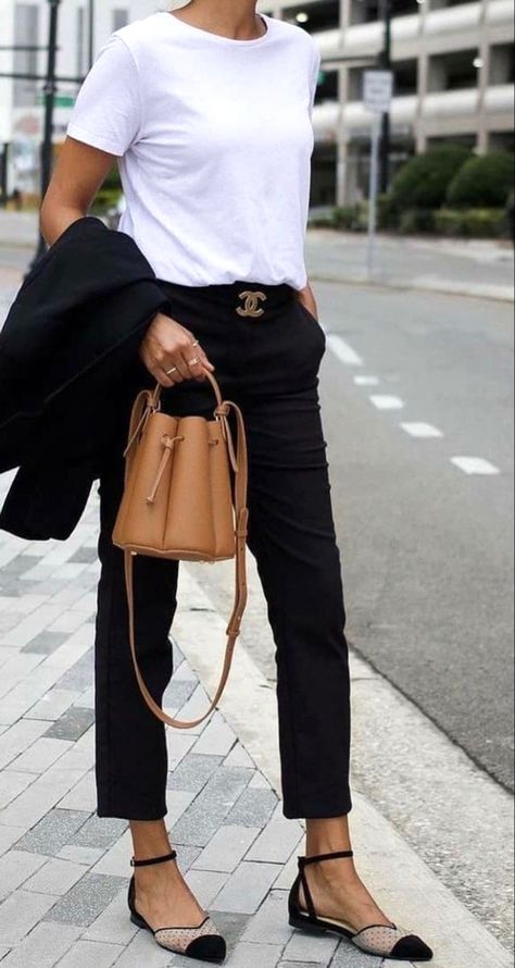 Work Street Style Summer, Black Racerback Dress Outfit, Chic Summer Office Outfits, Stylist Outfit For Women, Parisian Street Style 2023, Effortlessly Chic Outfits Minimal Classic, Simple Chic Outfits Minimal Classic, Stylish Business Casual Outfits, Alpa Rama