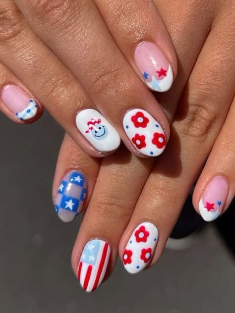 4th Of July Nail Inspiration, Star Nails Fourth Of July, July Nail Designs Summer, Beach And 4th Of July Nails, July 4 Th Nails Designs, 4th Of July Nails Blooming Gel, Patriotic Almond Nails, Vintage 4th Of July Nails, Diy 4th Of July Nails Easy