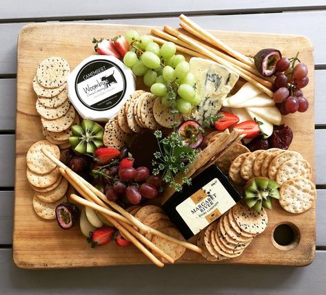 Small Grazing Platter Ideas, Small Platter Ideas, Deli Platter Ideas, Small Grazing Platter, Savoury Platter Ideas, Nibbles Platter, Cheeseboard Platter, Grazing Platter Ideas, Platter Table