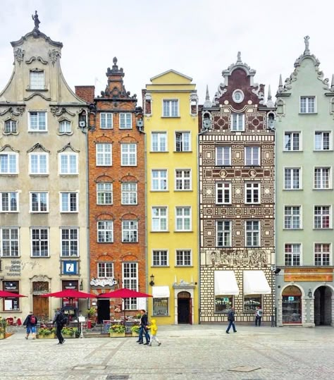 I would love to paint this. Istanbul Bosphorus, Amsterdam Houses, Gdansk Poland, Designer Decor, Colourful Buildings, Sopot, Town Square, Lodz, Row House