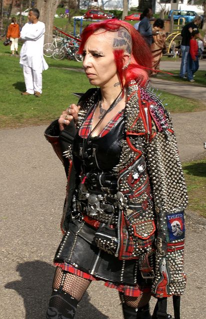 old punks rule Punk Girl Outfits, Punk Rock Girls, Punk Subculture, Traditional Goth, 80s Punk, Punk Culture, Crust Punk, Girl Punk, Street Punk