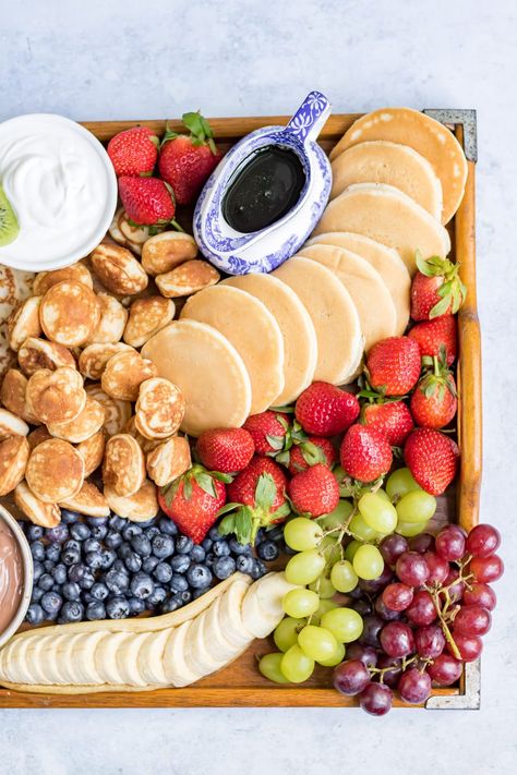 Pastries Board, Fruit And Pastry Charcuterie Board, Pancakes Board, Crepe Board, Pancake Platter Ideas, Mini Pancake Board, Pastry Board Ideas, Pancake Board Ideas, Breakfast Platters