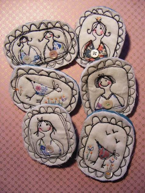 Fabric Brooch, Free Motion Embroidery, Textile Jewelry, Sewing Art, Brooches Handmade, Embroidery Inspiration, Fabric Jewelry, Fabric Art, Fabric Scraps