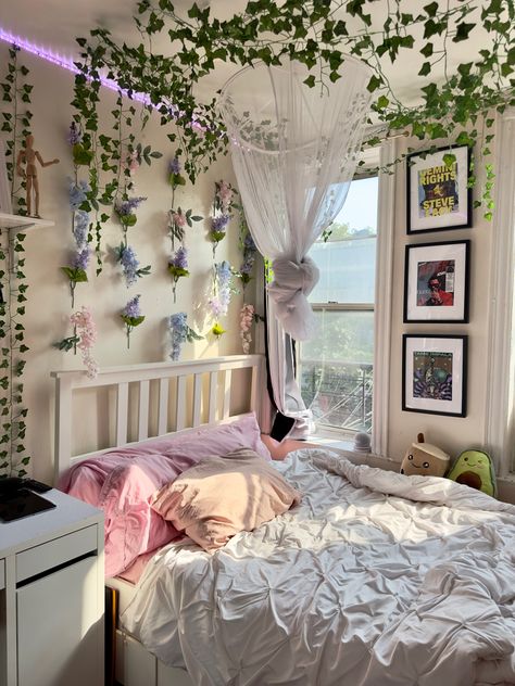 Folklore Bedroom Ideas, Flowery Bedroom Aesthetic, Garden Themed Bedroom, Aesthetic Room Wall Decor, Make Your Room Aesthetic, Pastel Aesthetic Room, Artificial Vines, Flower Bedroom, Flower Room