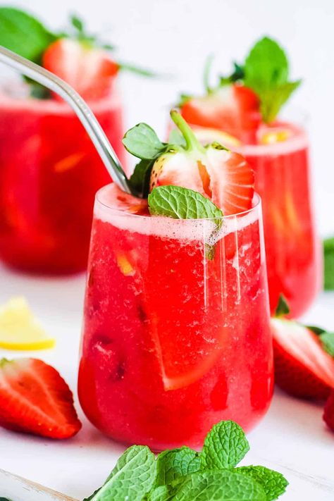 Strawberry Juice Strawberry Drink Recipes, Leftover Strawberries, Food Strawberry, White Cranberry Juice, Recipes Drinks, Strawberry Drinks, Fresh Fruit Juice, Strawberry Juice, Healthy Strawberry