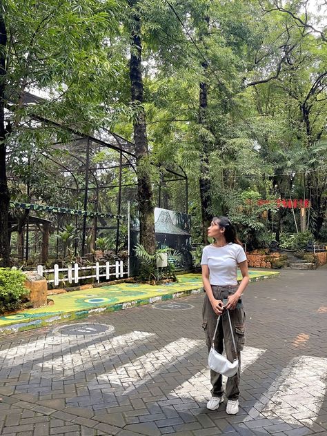 Aesthetic Zoo Outfit, Caption For Zoo Pictures, Outfit Taman Safari, Singapore Zoo Outfit, Outfits For The Zoo Spring, Zoo Outfit Aesthetic, Aesthetic Zoo Pictures, Zoo Pose Ideas, Outfit Zoo Date